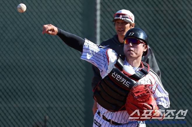 LG 트윈스 박동원이 애리조나 스프링캠프에서 2루 송구 훈련을 하고 있다. 사진제공=LG 트윈스