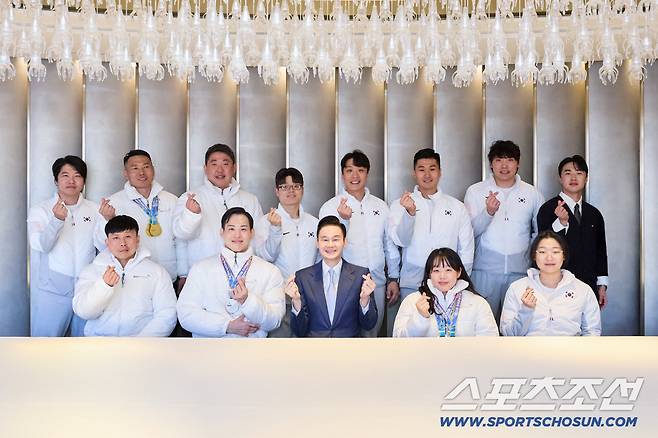 배동현 BDH재단 이사장(대한장애인노르딕스키연맹회장 겸 BDH파라스 구단주·사진 앞줄 가운데)가 밀라노-코르티나 동계패럴림픽을 앞두고 전국동계체전에서 최고의 성적을 거둔 MVP 김윤지, 철인 신의현 등 선수들과 손하트 포즈 기념사진을 찍고 있다. 사진제공=BDH재단