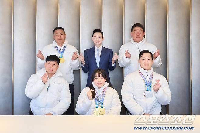 배동현 이사장과 BDH파라스 동계체전 메달리스트들이 함께 기념사진을 찍으며 패럴림픽 선전을 다짐하는 모습. 사진제공=BDH재단