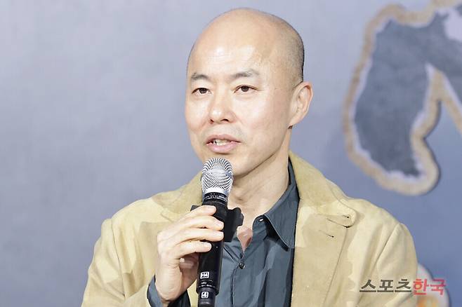 넷플릭스 시리즈 '레이디 두아' 제작발표회에 참석한 김진민 감독. 2026.2.10 ⓒ이혜영 기자 lhy@hankooki.com