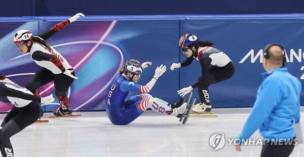 충돌 직전 오른발 앞날이 미국 선수의 날을 앞선 김길리. ⓒ연합뉴스