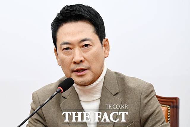 장동혁 국민의힘 대표가 10일 "국민연금이 이재명 대통령의 '환율 방어용 쌈짓돈'이 되고 말았다"고 직격했다. 사진은 장 대표가 5일 오후 서울 여의도 국회에서 기자간담회를 열고 한동훈 전 대표 제명과 관련, 거취 표명에 관한 입장을 밝히고 있는 모습. /남용희 기자