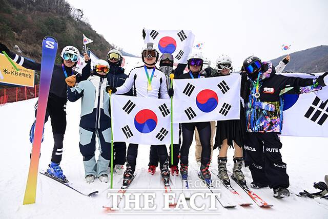 수도권 최대 스키장인 곤지암리조트는 2026 밀라노·코르티나 동계올림픽 개막을 맞아 대한민국 선수들의 금메달 획득과 선전을 기원하며 설원을 활주했다.