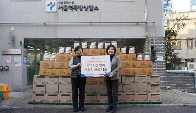 김은경 신용회복위원회 위원장(사진 오른쪽)은 9일 서울역 쪽방촌에 있는 쪽방상담소에 떡국 등 즉석조리 식품을 전달했다고 10일 밝혔다.