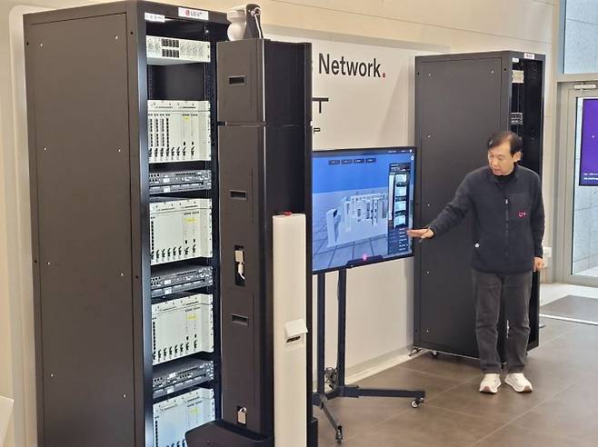 LG유플러스는 10일 오전 10시 서울 강서구 LG사이언스파크에서 기자간담회를 열고 AI 기반 자율 운영 네트워크 전환 계획을 발표했다. 연구원이 LG유플러스의 AI 자율주행 로봇 '유봇'(U-BOT)을 시연하고 있다. 공병선 기자