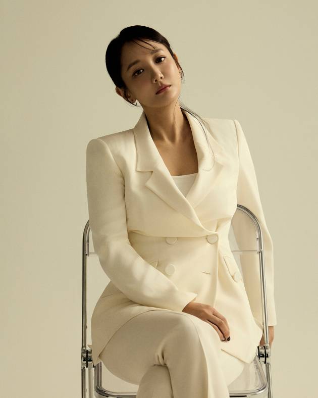 사강, 화보 사진 공개…변함없는 미모로 시선 집중(출처:사강인스타그램)