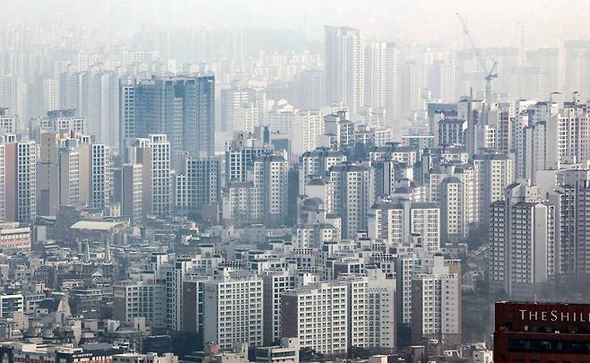 정부가 부동산 범죄 조사를 위해 '부동산감독원'을 설치하는 법안을 발의한다. 지난 5일 서울 남산에서 바라본 서울 시내 아파트 단지의 모습./뉴스1