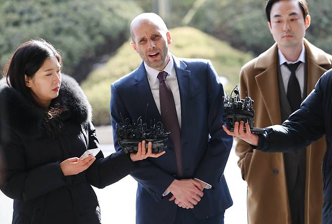 해롤드 로저스 쿠팡 한국법인 임시대표가 지난 달 30일 오후 서울 종로구 서울경찰청 쿠팡 수사 종합 태스크포스(TF)에서 '셀프 조사' 관련 증거인멸 등 혐의와 관련한 피고발인 조사를 받기 위해 출석하며 심경을 밝히고 있다. 경찰은 두 차례 출석 요구 불응 끝에 소환된 로저스 대표를 상대로 쿠팡 개인정보 유출사태 내부 조사과정에서의 증거인멸 정황, 셀프 조사 발표 경위 등을 집중 확인할 방침이다./뉴스1