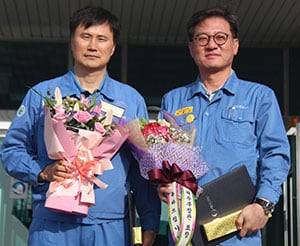 2018년 포스코 포항제철소 제선부장이었던 이희근 사장(왼쪽)이 해양수산부 장관 표창을 받고 기념촬영을 하고 있다. 옆에는 곽종건 당시 설비기술부장./포항제철소 제공