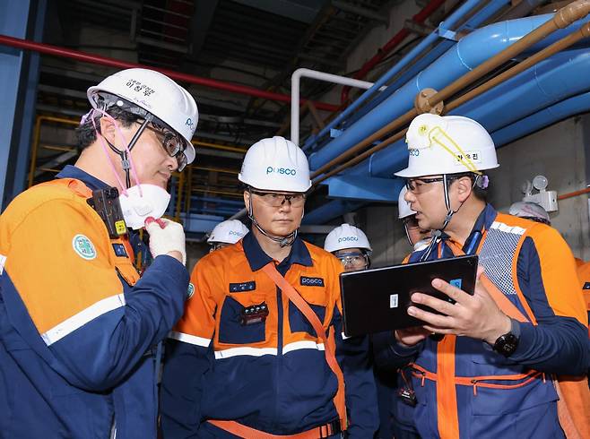 이희근 포스코 사장(가운데)이 지난해 7월 14일 포항제철소 내 QSS(Quick Six Sigma) 우수개소로 선정된 후판부 3후판공장을 방문해 직원의 설명을 듣고 있다. QSS는 포스코 전 직원이 일상 업무 속 낭비를 찾아 개선하는 혁신 활동이다./포스코 제공