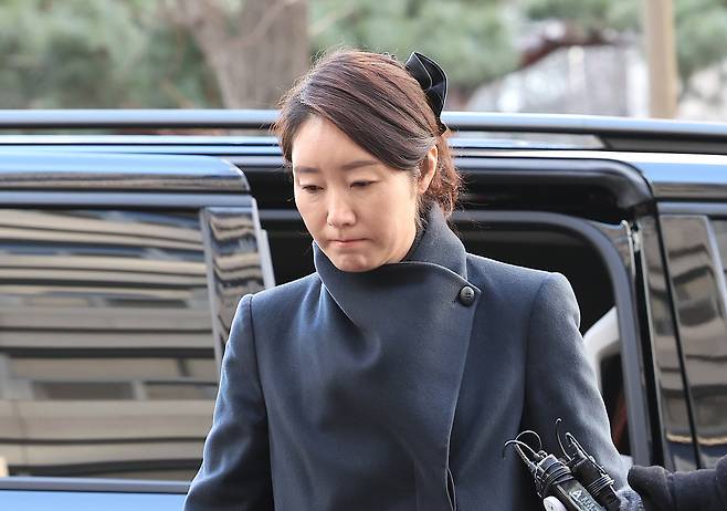 2022년 지방선거를 앞두고 전 사무국장 남모 씨를 통해 김경 전 서울시의원이 공천 대가로 건넨 1억원을 수수한 혐의를 받는 강선우 무소속 의원이 지난 3일 서울 마포구 서울경찰청 공공범죄수사대로 출석하고 있다. 연합뉴스