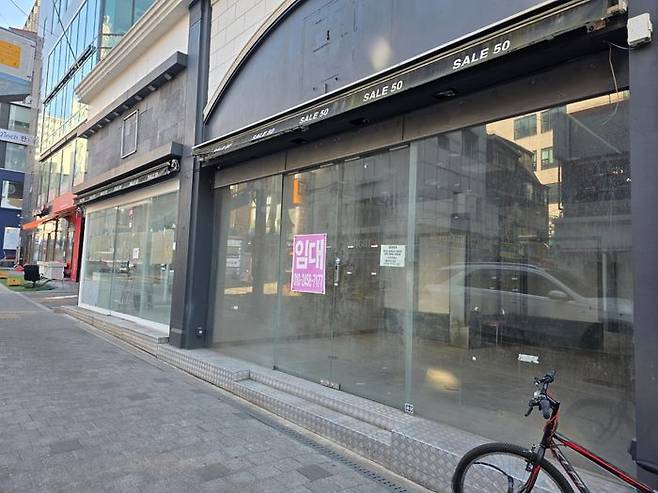 서울시 서대문구 이대역의 한 폐업 상가 앞에 임대 안내문이 붙어 있다.ⓒ임유정 기자