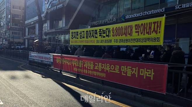 7일 경기 과천중앙공원 인근 도로에 정부 주택 공급 대책을 반대하는 현수막이 걸려 있다. ⓒ데일리안 이수현 기자