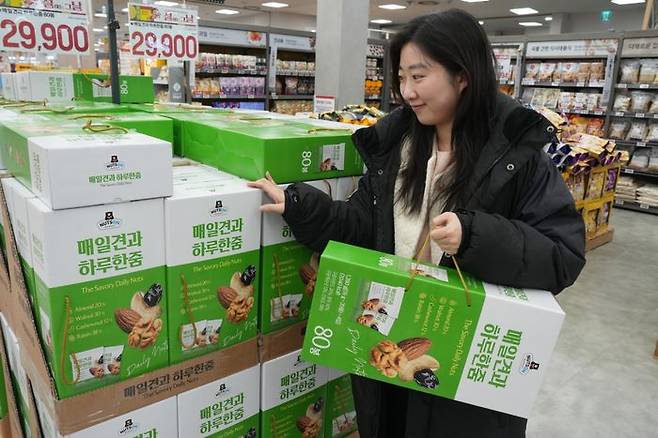 서울 중구에 위치한 롯데마트 제타플렉스 서울역점에서 고객이 설 핸드캐리형 '매일견과 하루 한줌 80봉' 선물세트를 구매하고 있다.ⓒ롯데마트