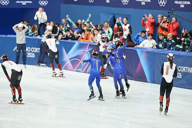 쇼트트랙 이탈리아 대표팀이 10일(현지시각) 이탈리아 밀라노 아이스스케이팅 아레나에서 열린 2026 밀라노·코르티나 담페초 동계올림픽 쇼트트랙 혼성계주에서 금메달을 차지하고 기뻐하고 있다. ⓒ 뉴시스