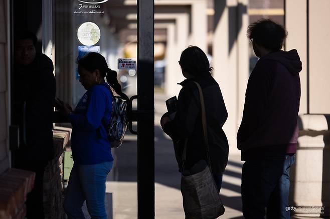 미국 네바다주 채용 행사에서 구직자들이 면접을 기다리며 줄을 서 있다. 최근 미국에서는 구직자가 비용을 내고 채용 서비스를 이용하는 ‘역채용(Reverse Recruiting)’ 모델이 확산되고 있다. 게티이미지