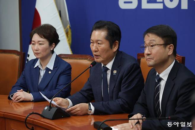 10일 서울 여의도 국회에서 더불어민주당 정청래 대표가 비공개 최고위원회 결과를 발표하고 있다. 박형기 기자 oneshot@donga.com