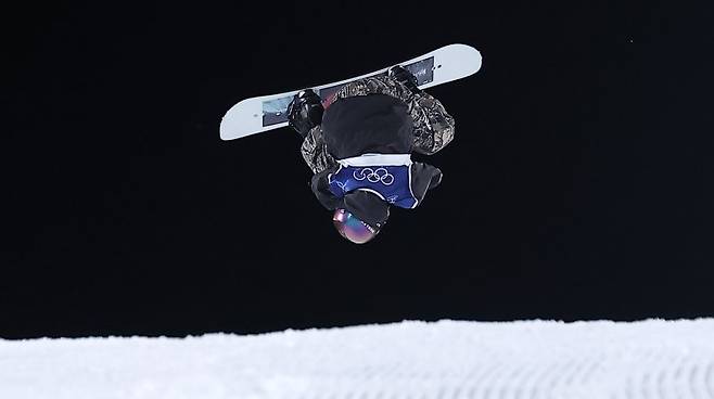 스노보드 유승은이 9일(현지시간) 이탈리아 리비뇨 스노파크에서 열린 2026 밀라노·코르티나담페초 동계올림픽 스노보드 여자 빅에어 결선에서 묘기를 부리고 있다.뉴스1
