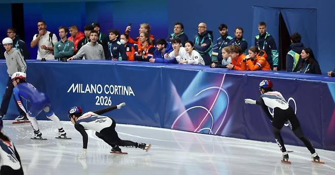 10일(현지시간) 이탈리아 밀라노 아이스스케이팅 아레나에서 열린 2026 밀라노ㆍ코르티나담페초 동계올림픽 쇼트트랙 혼성계주 준결승에서 한국 선수들이 넘어지며 결승진출에 실패했다. 한국 김길리가 파이널B 경기를 지켜보고 있다.뉴스1