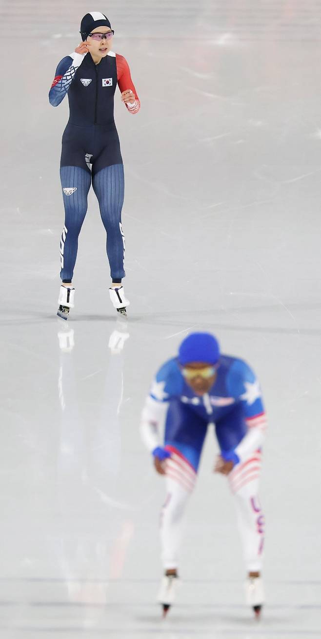 일(현지시간) 이탈리아 밀라노 스피드스케이팅 스타디움에서 열린 2026 밀라노-코르티나담페초 동계올림픽 스피드스케이팅 여자 1000ｍ 경기에서 김민선이 질주를 마친 뒤 숨을 고르고 있다. 에린 잭슨이 김민선을 앞섰다. 연합뉴스