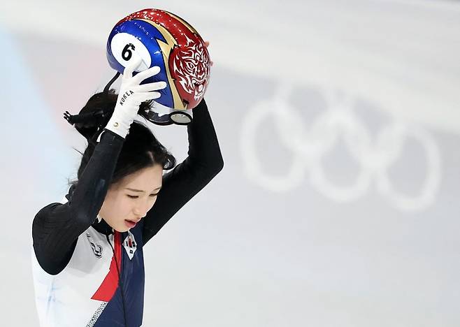 쇼트트랙 대표팀 김길리가 10일(현지시간) 이탈리아 밀라노 아이스 스케이팅 아레나에서 열린 혼성 2,000m 계주 준결승 경기를 마친 뒤 아쉬워 하고 있다. 뉴스1