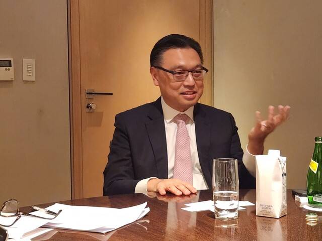 에이브러햄 김 코리아소사이어티 신임대표가 10일 오후 서울 포시즌스 호텔에서 한겨레를 비롯한 한국 취재진과 인터뷰하고 있다.