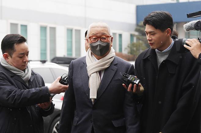 삼표그룹 정도원 회장(가운데)이 10일 오후 경기도 의정부시 가능동 의정부지방법원에서 선고 공판 출석을 위해 법정으로 이동하고 있다. 지난 2022년 1월 삼표산업 양주 사업소에서 채석장 토사가 무너지며 작업 중이던 노동자 3명이 사망했다. 이는 중대재해 처벌 등에 관한 법률(중처법)이 시행된 지 이틀 만에 발생한 1호 사고인데 정 회장에 대한 이날 무죄 판결이 나왔다.