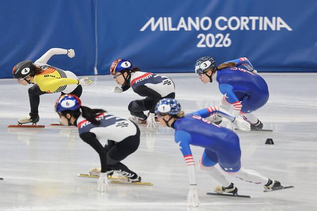 최민정과 김길리가 10일(한국시각) 이탈리아 밀라노 아이스스케이팅 아레나에서 열린 2026 밀라노·코르티나담페초겨울올림픽 쇼트트랙 혼성계주 준결승에서 경기를 펼치고 있다. 연합뉴스