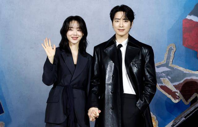 배우 신혜선(왼쪽), 이준혁이 10일 오전 서울 중구 앰배서더 서울 풀만에서 열린 넷플릭스 시리즈 '레이디 두아' 제작발표회에서 포즈를 취하고 있다. 뉴시스