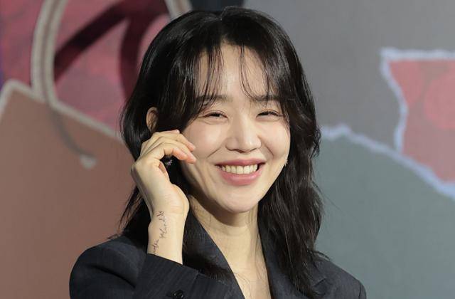 배우 신혜선이 10일 서울 중구 앰배서더 서울풀만호텔에서 열린 넷플릭스 시리즈 '레이디 두아' 제작발표회에서 포즈를 취하고 있다. 뉴스1