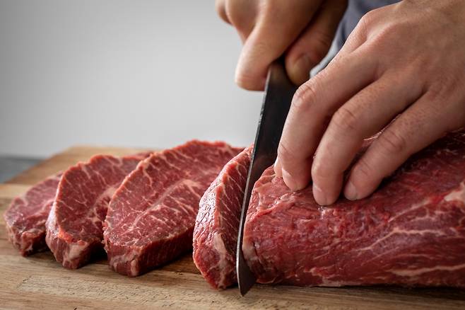 장수의 비결이 값비싼 건강기능식품이나 '슈퍼푸드'가 아닌, 식탁에서 고기의 비중을 줄이는 습관일 수 있다는 전문가의 분석이 나왔다./사진=클립아트코리아