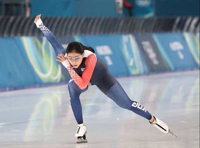 이나현, 내일을 향해 (밀라노=연합뉴스) 이지은 기자 = 2026 밀라노-코르티나담페초 동계올림픽 스피드스케이팅에 출전하는 이나현이 8일(현지시간) 이탈리아 밀라노 스피드스케이팅 스타디움에서 훈련을 하고 있다. 이나현은 9일 여자1000m 출전을 앞두고 있다. 2026.2.8 jieunlee@yna.co.kr/2026-02-08 22:03:26/ <저작권자 ⓒ 19802026 ㈜연합뉴스. 무단 전재 재배포 금지, AI 학습 및 활용 금지>