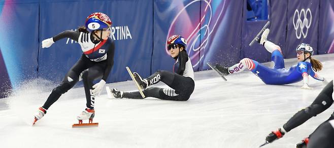 <yonhap photo-4871="">10일(현지시간) 이탈리아 밀라노 아이스스케이팅 아레나에서 열린 2026 밀라노ㆍ코르티나담페초 동계올림픽 쇼트트랙 혼성계주 준결승에서 한국 김길리가 미국 선수에 의해 넘어지고 있다. [사진=연합뉴스]</yonhap>