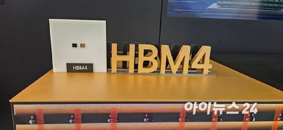 경주엑스포공원 내 K-테크 쇼케이스에 전시된 SK하이닉스의 HBM4 실물. [사진=박지은 기자]