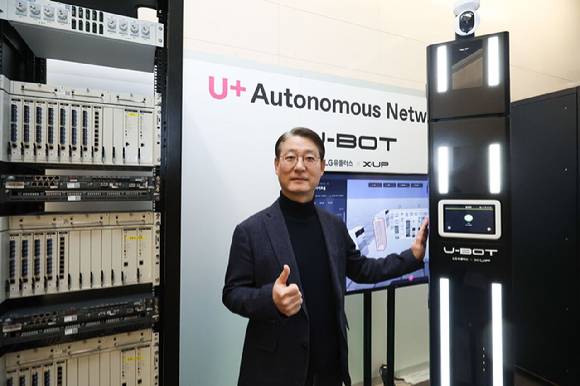 사진은 LG유플러스 직원이 AI 자율주행 로봇 ‘U-BOT’을 소개하는 모습. [사진=lgu+]
