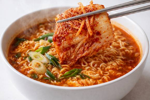 가정이나 편의점에서 즐기는 '꿀조합 식단'이 신장·심혈관 건강에 부담을 줄 수 있다는 지적이 나왔다. 특히 라면과 김치를 함께 섭취할 경우 한 끼에 하루 나트륨 권고량을 초과하는 것으로 확인됐다. 사진은 AI 생성 이미지로, 본 기사 내용과 무관. [사진=챗GPT]