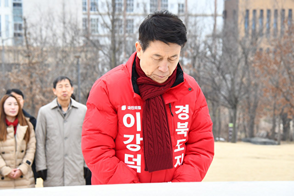 10일 이강덕 전 포항시장이 안동 천년숲에 위치한 박정희 대통령 동상을 찾아 참배하고 있다. [사진=이강덕 캠프]