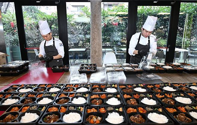 이탈리아 밀라노의 대한체육회 급식 지원센터에서 한국 선수단을 위한 도시락이 만들어지고 있다. 사진 대한체육회