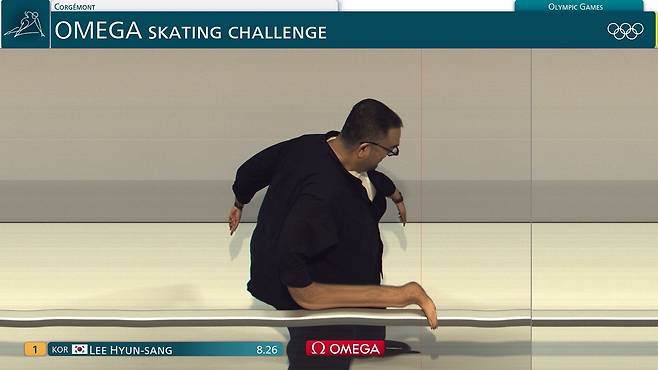 모니터에 송출된 기자의 스케이팅 데모 결승선 진입 사진. 얼음 모형 위에서 둔하게 움직인 탓에 몸통이 늘어지고, 팔도 여러 개로 촬영됐다. 사진 오메가