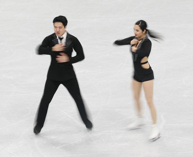 리듬댄스 출전한 임해나-권예   (밀라노=연합뉴스) 신준희 기자 = 피겨스케이팅 임해나와 권예가 9일(현지시간) 이탈리아 밀라노 아이스스케이팅 아레나에서 열린 2026 밀라노ㆍ코르티나담페초 동계올림픽 피겨스케이팅 아이스댄스 리듬댄스에 출전, 연기를 펼치고 있다. 2026.2.10   hama@yna.co.kr (끝)  〈저작권자(c) 연합뉴스, 무단 전재-재배포, AI 학습 및 활용 금지〉