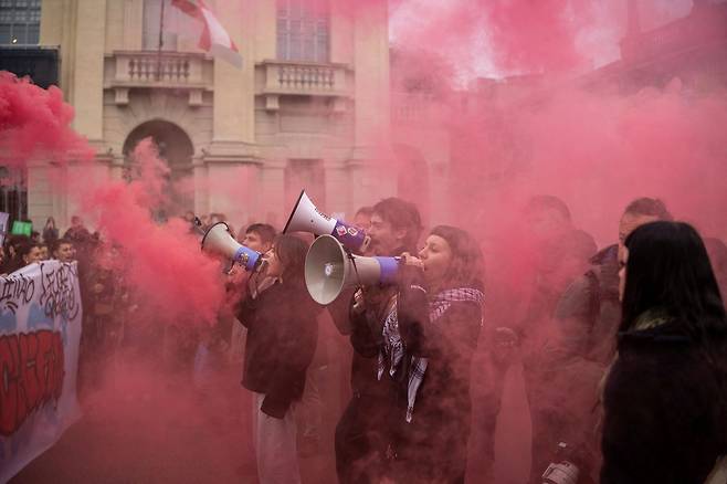지난 6일 이탈리아 밀라노에서 열린2026 동계올림픽에서 미국 대표단을 보호할 예정인 미국 이민세관집행국(ICE) 요원들에 대한 시위 중, 시위대가 확성기를 통해 구호를 외치고 있다. 로이터=연합뉴스