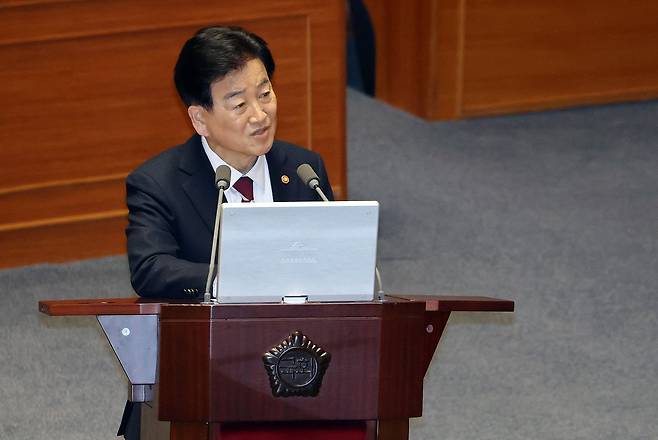 정동영 통일부 장관이 9일 정치·외교·통일·안보 분야 대정부질문이 열린 국회 본회의장에서 질의에 답하고 있다. 연합뉴스