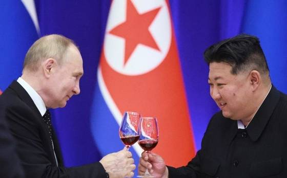블라디미르 푸틴(왼쪽) 러시아 대통령과 김정은 북한 국무위원장. 연합뉴스