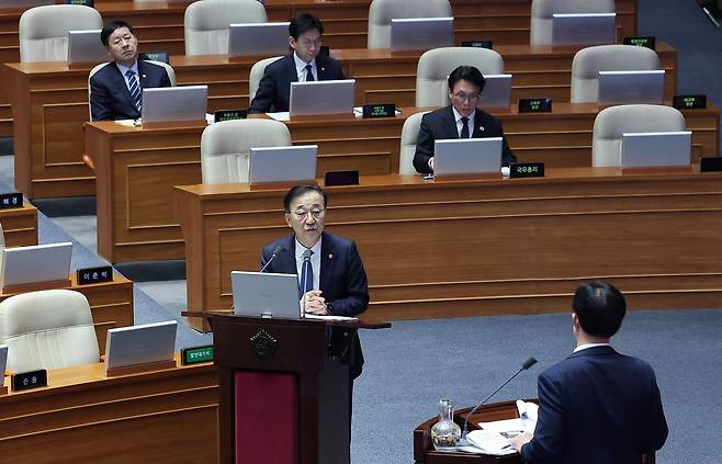 김윤덕 국토교통부 장관이 10일 오후 국회에서 본회의장에서 열린 경제 분야 대정부질문에서 이만희 국민의힘 의원 질의에 답하고 있다. 임현동 기자