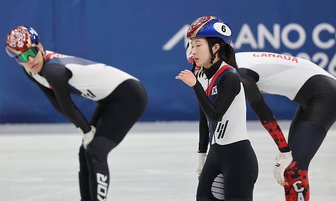 아쉬워 하는 김길리 (밀라노=연합뉴스) 서대연 기자 = 10일(현지시간) 이탈리아 밀라노 아이스스케이팅 아레나에서 열린 2026 밀라노ㆍ코르티나담페초 동계올림픽 쇼트트랙 혼성계주 준결승에서 한국 선수들이 넘어지며 결승진출에 실패했다. 한국 김길리가 경기 후 아쉬워 하고 있다. 2026.2.10 dwise@yna.co.kr (끝) 〈저작권자(c) 연합뉴스, 무단 전재-재배포, AI 학습 및 활용 금지〉