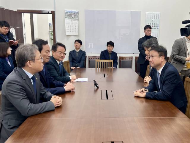 ▲ 더불어민주당 송기헌·허영 국회의원과 우상호 전 청와대 정무수석은 9일 오전 국회에서 한병도 민주당 원내대표, 윤건영 국회 행정안전위원회 민주당 간사와 면담을 갖고 강원특별법 3차 개정안의 조속한 입법을 촉구했다.  이세훈 기자