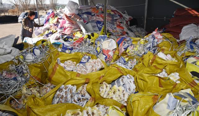 ▲ 9일 춘천 근화동에 철거된 불법 현수막들이 무더기로 쌓여 있다.  방도겸 기자