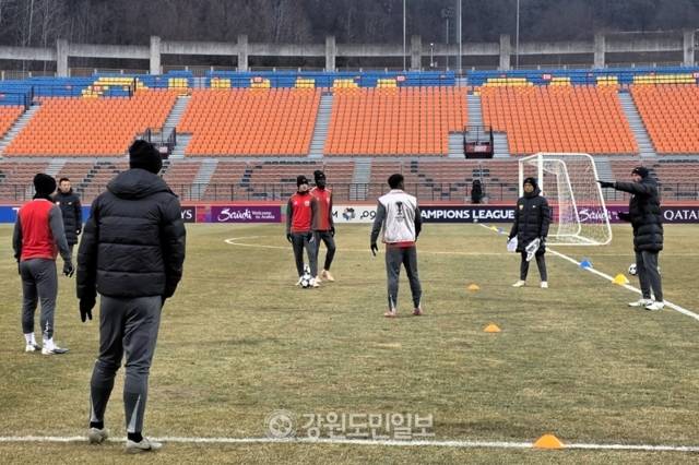 ▲ 케빈 머스캣 상하이 하이강 감독(오른쪽)이 강원FC와 2025-2026 AFC 챔피언스리그 엘리트 리그 스테이지 동아시아 7차전을 하루 앞둔 10일 춘천송암스포츠타운주경기장에서 오픈 트레이닝을 지휘하고 있다. 한규빈 기자