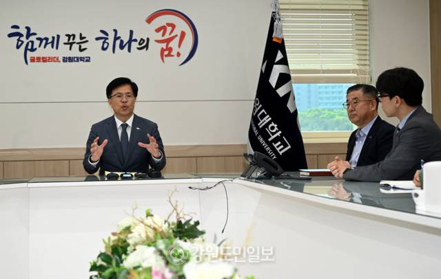 ▲ 28일 강원대학교와 강릉원주대학교에서 각각 열린 대학평의원회에서 두 대학 통폐합 신청서 수정안이 심의, 가결 됐다.  정재연 강원대학교 총장이 강원대학교 총장실에서 통폐합 관련 인터뷰를 진행하고 있다. 김정호