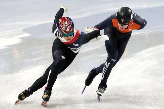 ▲ 한국 쇼트트랙 국가대표팀 황대헌(왼쪽)이 10일(한국 시간) 이탈리아 밀라노 아이스 스케이팅 아레나에서 열린 2026 밀라노-코르티나담페초 동계 올림픽 쇼트트랙 남자 1000m 예선 6조에서 역주하고 있다. 연합뉴스